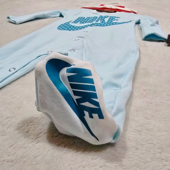 Nike ✦ Baby 2-Piece Set ✦ Polka Dot Logo Footed Coverall + Headband 3M NWT - Picture 3 of 10